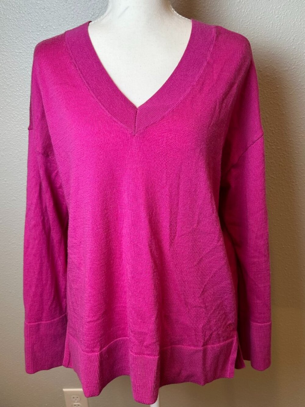 Banana Republic Merino Wool VNeck Pullover Sweater Hot Pink Fuchsia MED Washable
